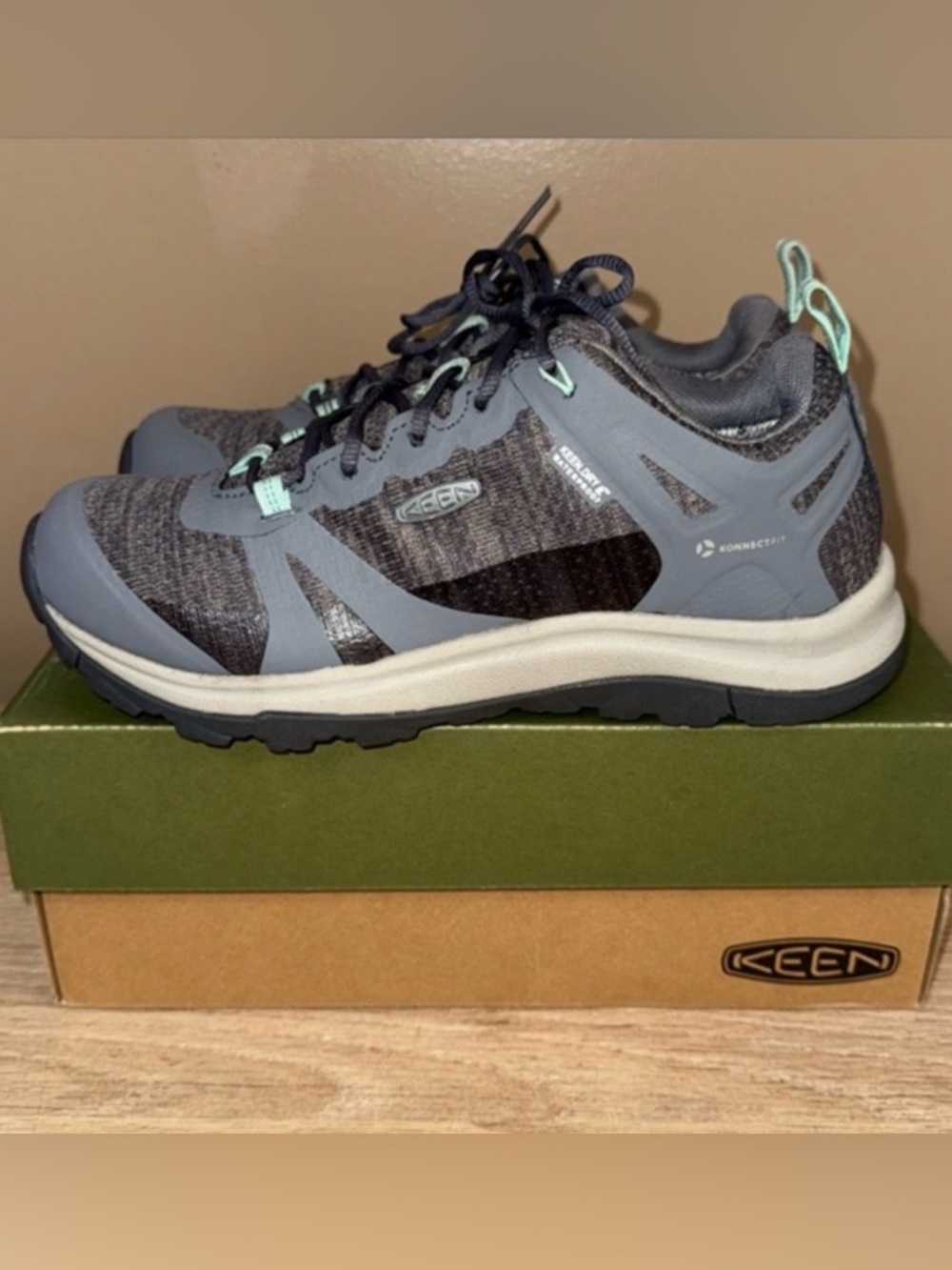 NWT KEEN TERRADORA ll Women's Gray Hiking Sneakers with Mint Accents. Size 6.5.
